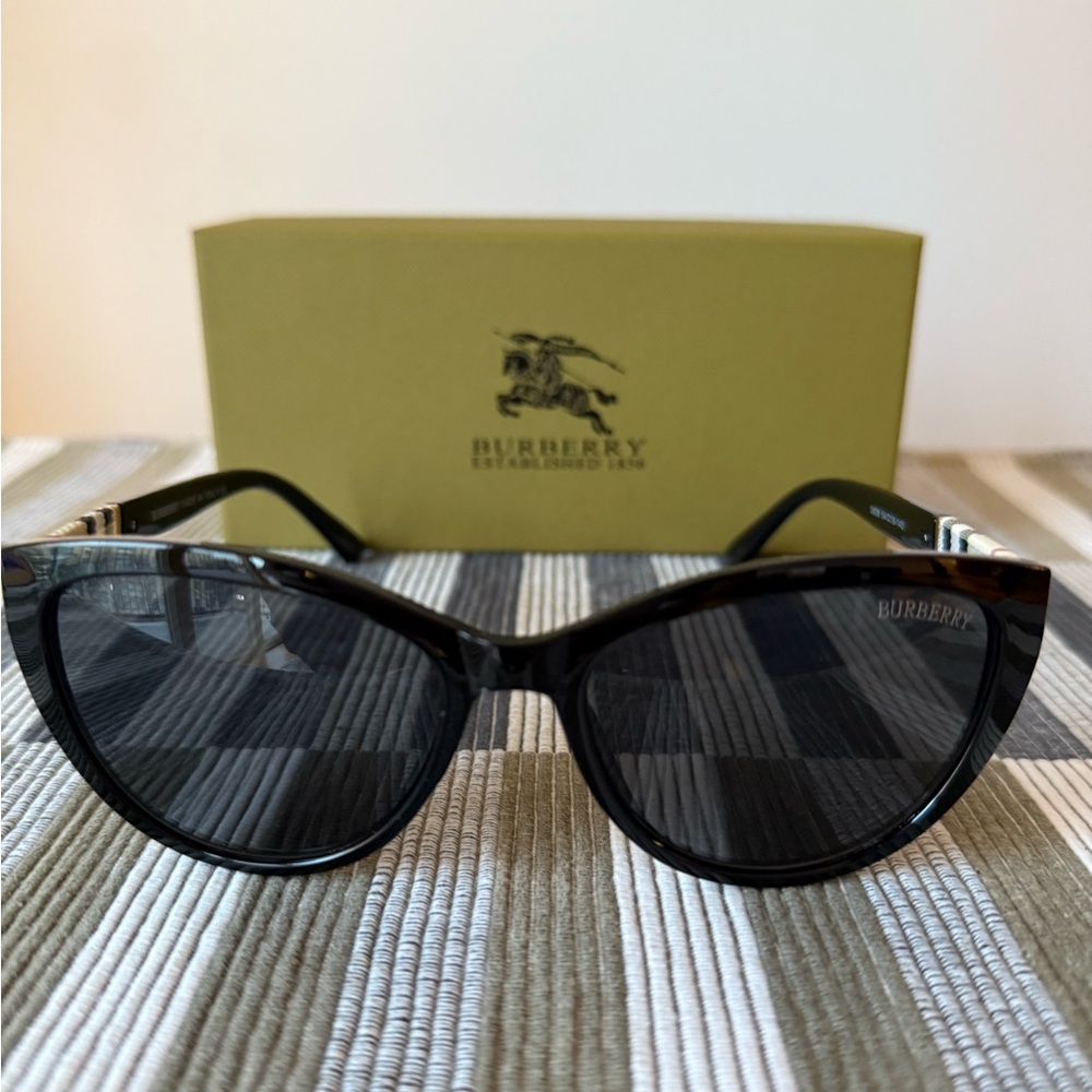 Burberry Black Sunglasses Classic Wayfarer Style